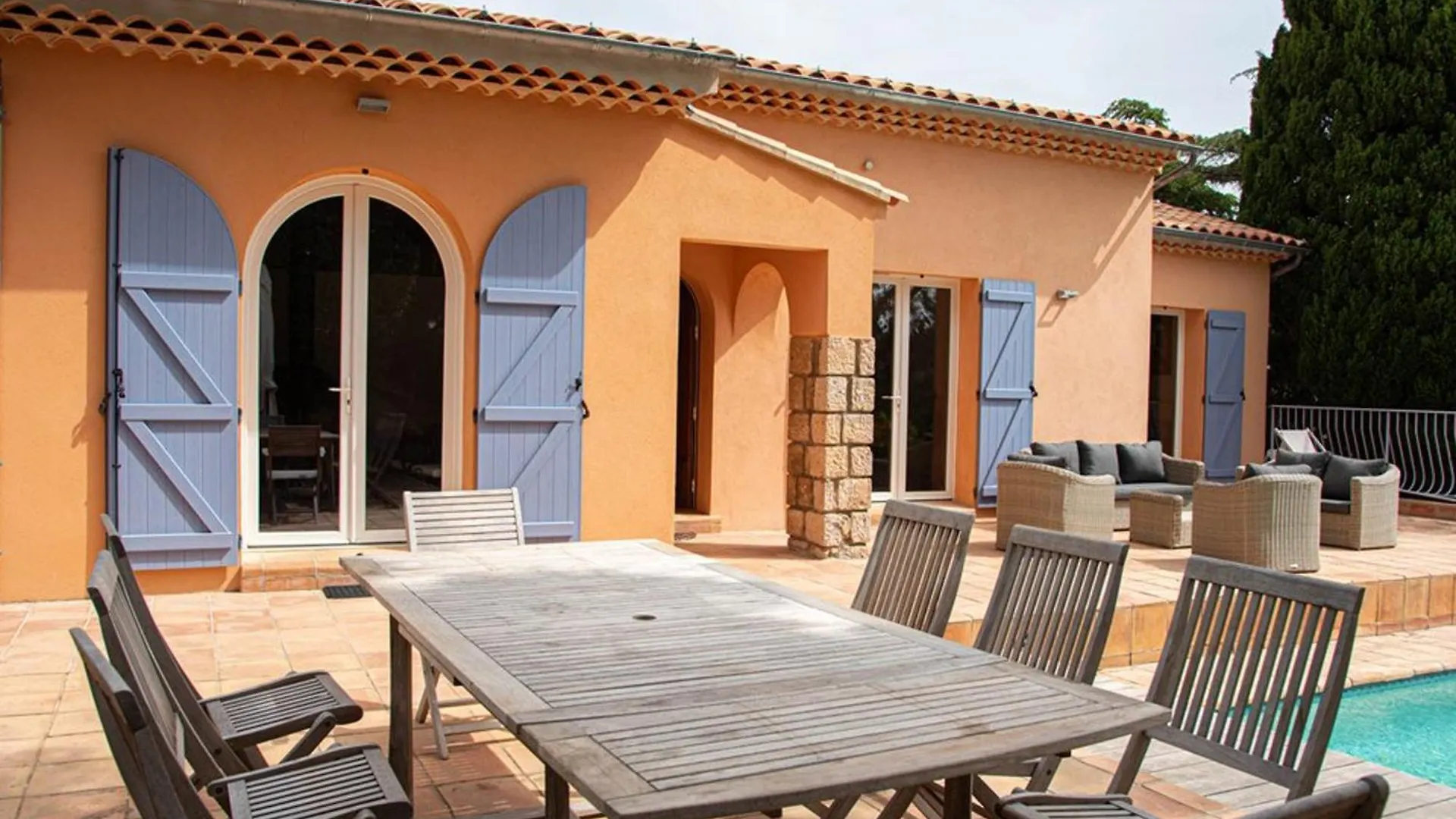Le Lavandou : Villa Pour 8 Avec Piscine - Fr-1-803-76
