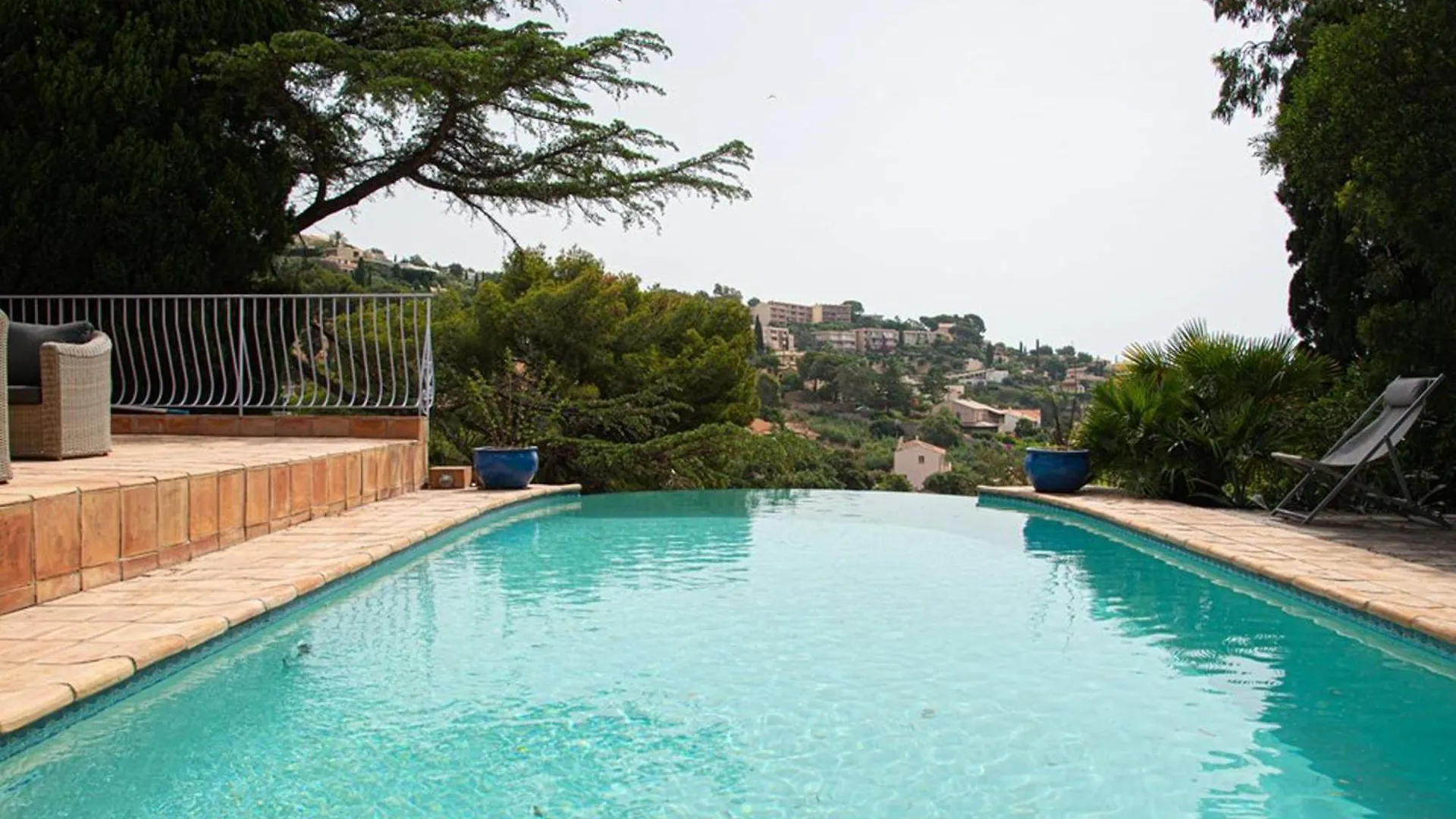 Le Lavandou : Villa Pour 8 Avec Piscine - Fr-1-803-76 Francia